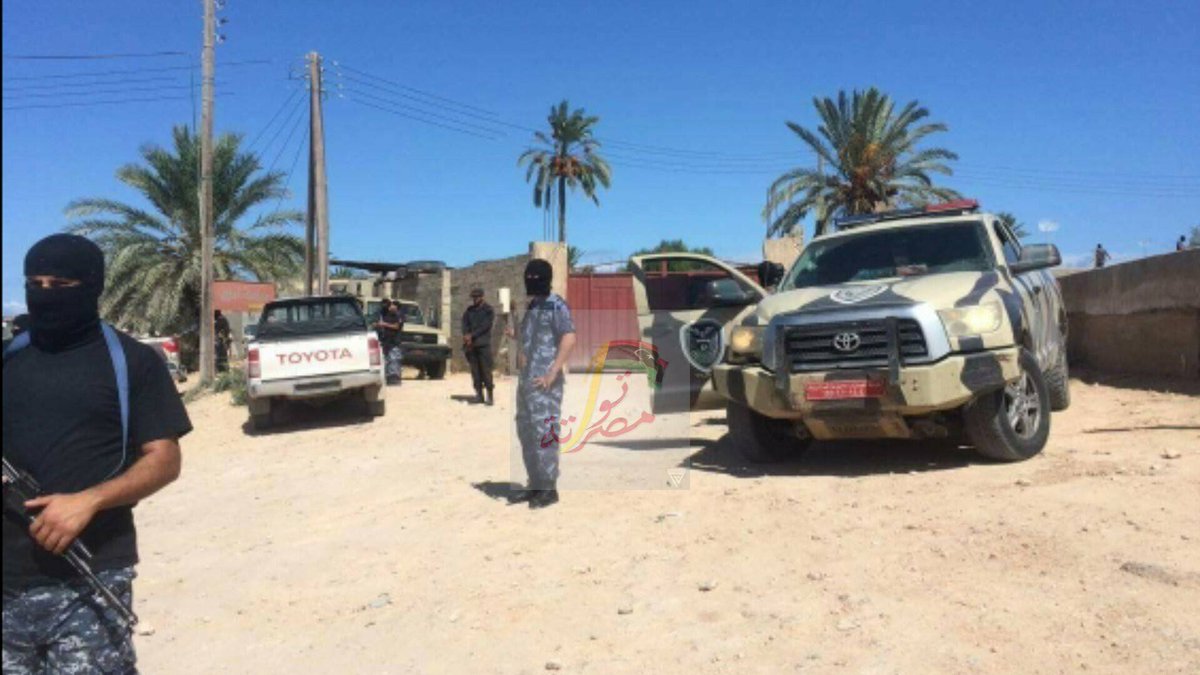 Libyen-Fotos, die angeblich LKW-Ladungen von Waffen und Kisten zeigen, die während eines Überfalls auf ISIS-Gebietsschema in Misrata