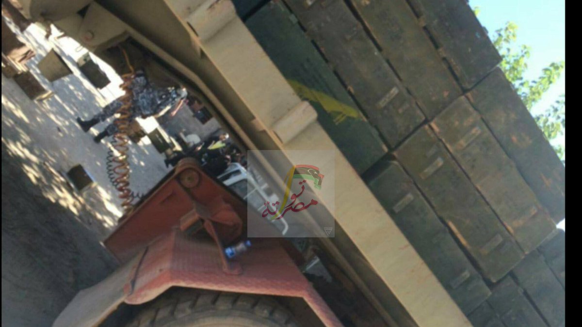 Libyen-Fotos, die angeblich LKW-Ladungen von Waffen und Kisten zeigen, die während eines Überfalls auf ISIS-Gebietsschema in Misrata