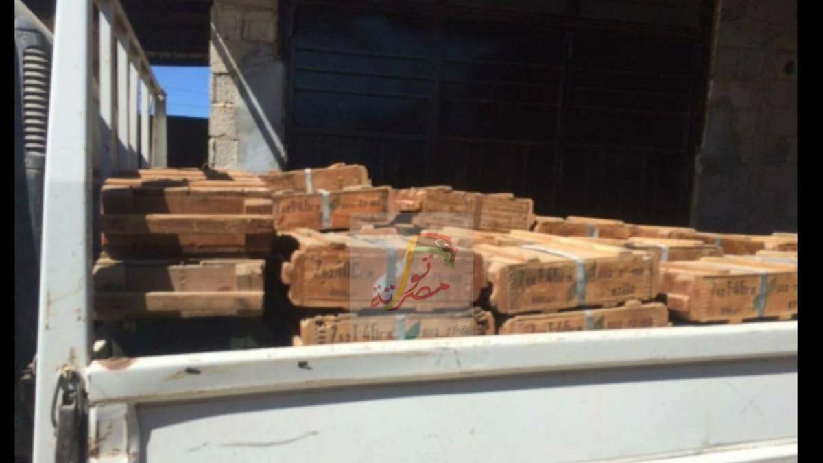 Libyen-Fotos, die angeblich LKW-Ladungen von Waffen und Kisten zeigen, die während eines Überfalls auf ISIS-Gebietsschema in Misrata