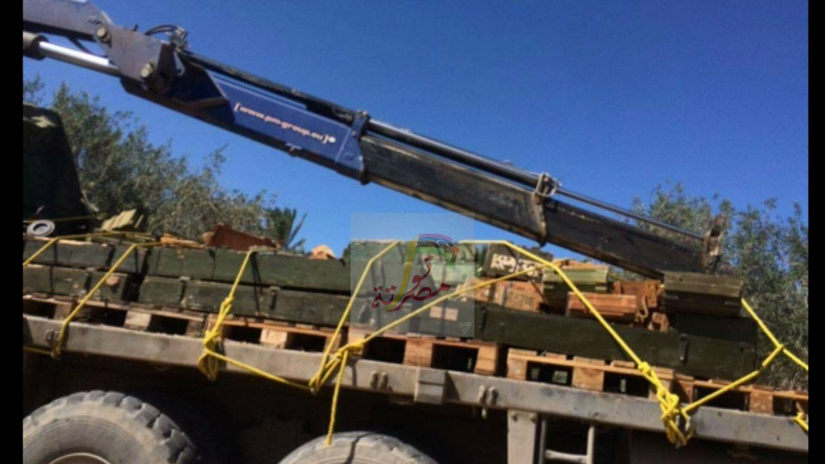Libyen-Fotos, die angeblich LKW-Ladungen von Waffen und Kisten zeigen, die während eines Überfalls auf ISIS-Gebietsschema in Misrata