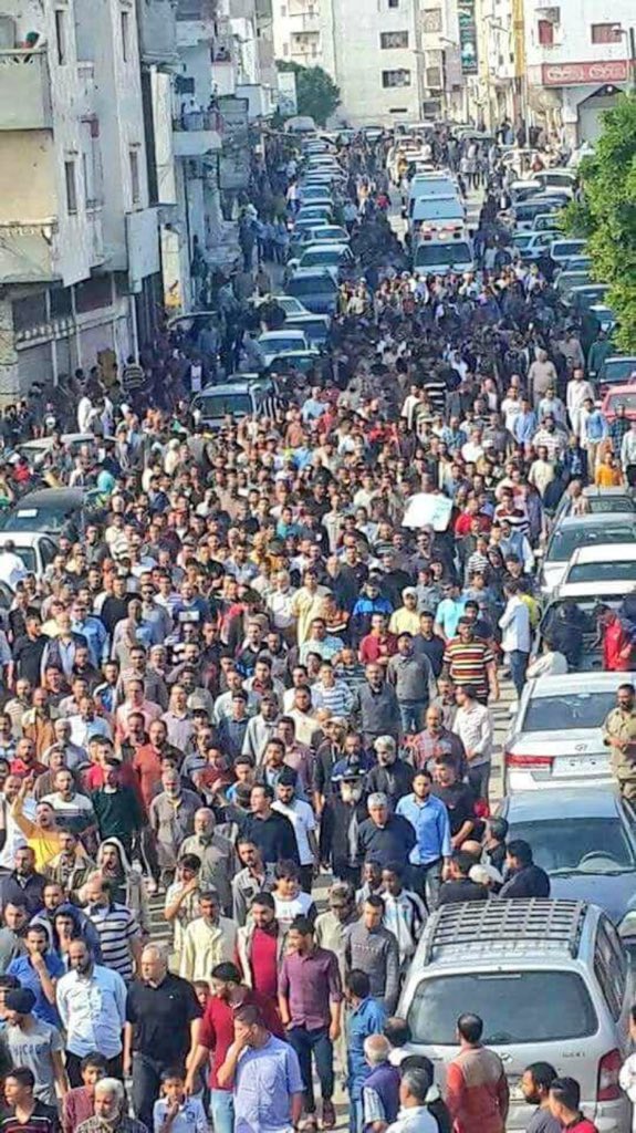 Derna\'da ölüler gömülüyor. Hava saldırıları, çoğunlukla çocuklar olmak üzere 16 sivili öldürdü. Hala kimse sorumluluğu üstlenmedi. Libya