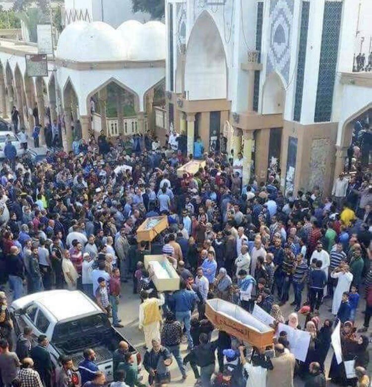Derna\'da ölüler gömülüyor. Hava saldırıları, çoğunlukla çocuklar olmak üzere 16 sivili öldürdü. Hala kimse sorumluluğu üstlenmedi. Libya