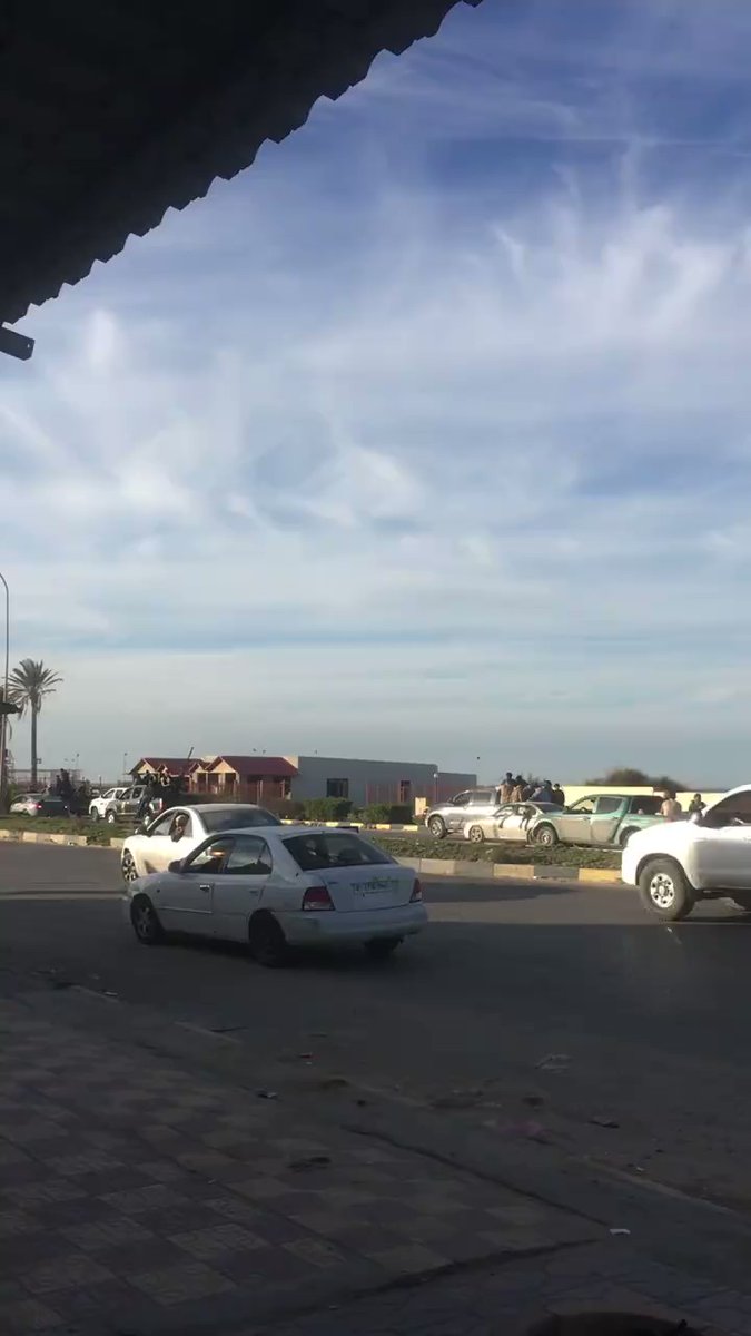 Los feroces enfrentamientos forzaron el cierre del único aeropuerto civil de Mitiga en el este de Trípoli, después de que una milicia a cargo de la seguridad dijo que había sido atacada. Fuertes tiroteos se escucharon en lugares tan lejanos como Tajura, a 30 km al este de la capital