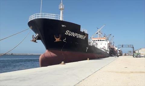 284 containers containing food, furniture, medicine and car parts arrive in the port of Benghazi. 