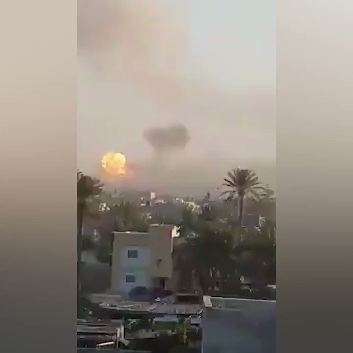 فيديو يُظهر الانفجارات الهائلة بالكلية الجوية في مصراتة ليبيا 