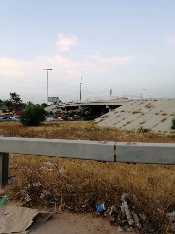 Libyan Mi-35 that was captured near Tarhuna a few days ago is stuck under a bridge while being transported in Tripoli