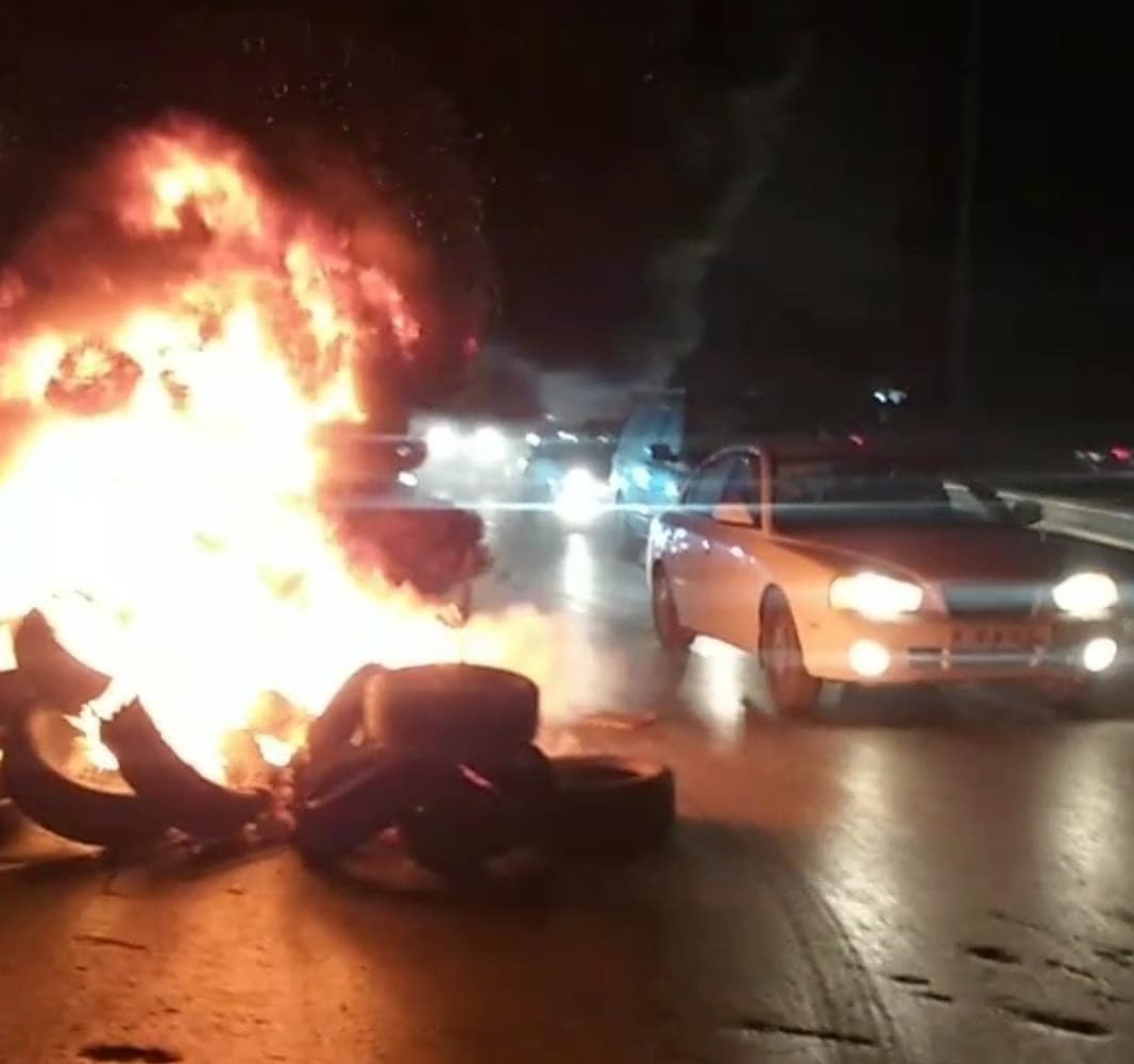 Protesters in Benghazi set fire to tyres in the second night of protests over the deteriorating living conditions