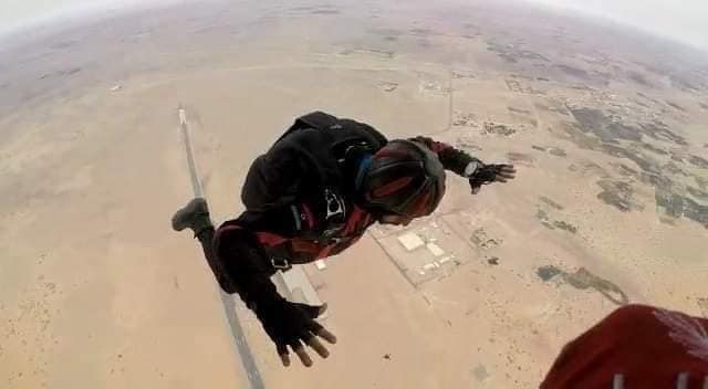 Libya- photos of LNA paratrooper training (likely jumping out of Mi-8/17 helicopter) over Tamanhint Airbase