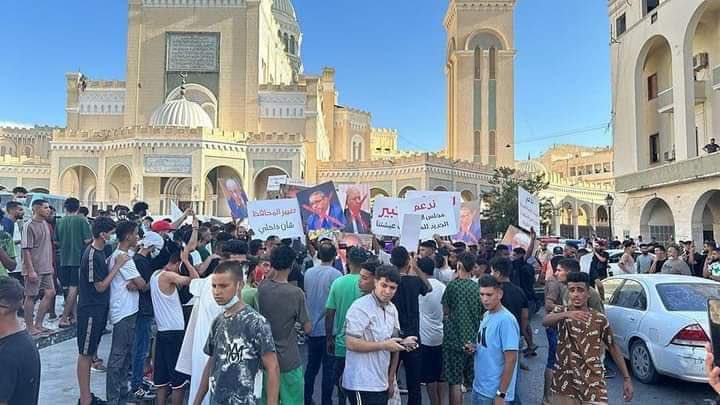 Manifestantes se reúnen en la capital libia, Trípoli, en apoyo a la recién formada junta del Banco Central