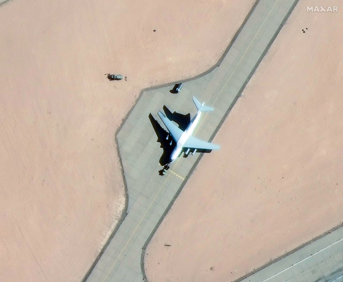 Libya- high res imagery by @Maxar showing Russian IL-76 transport aircraft supposedly transferring equipment from Syria in LNA's Jufra Airbase next to interesting vehicle (potentially EW/radar/AD)