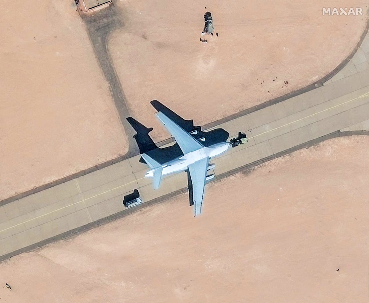 Libyen – hochauflösende Bilder von @Maxar zeigen russische Transportflugzeuge vom Typ IL-76, die vermutlich Ausrüstung aus Syrien auf dem LNA-Luftwaffenstützpunkt Jufra transportieren, neben einem interessanten Fahrzeug (möglicherweise elektronische Kriegsführung/Radar/Luftverteidigung).