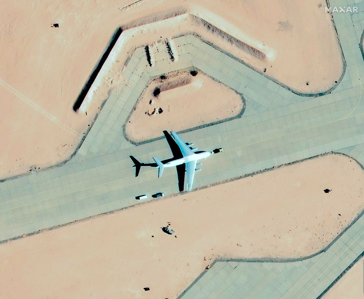 Libyen – hochauflösende Bilder von @Maxar zeigen russische Transportflugzeuge vom Typ IL-76, die vermutlich Ausrüstung aus Syrien auf dem LNA-Luftwaffenstützpunkt Jufra transportieren, neben einem interessanten Fahrzeug (möglicherweise elektronische Kriegsführung/Radar/Luftverteidigung).