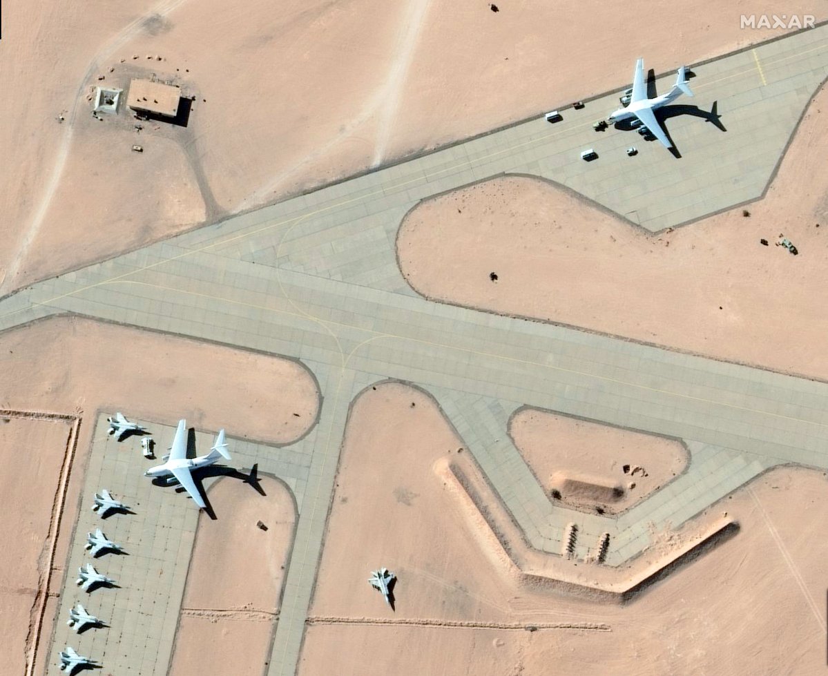 Libyen – hochauflösende Bilder von @Maxar zeigen russische Transportflugzeuge vom Typ IL-76, die vermutlich Ausrüstung aus Syrien auf dem LNA-Luftwaffenstützpunkt Jufra transportieren, neben einem interessanten Fahrzeug (möglicherweise elektronische Kriegsführung/Radar/Luftverteidigung).