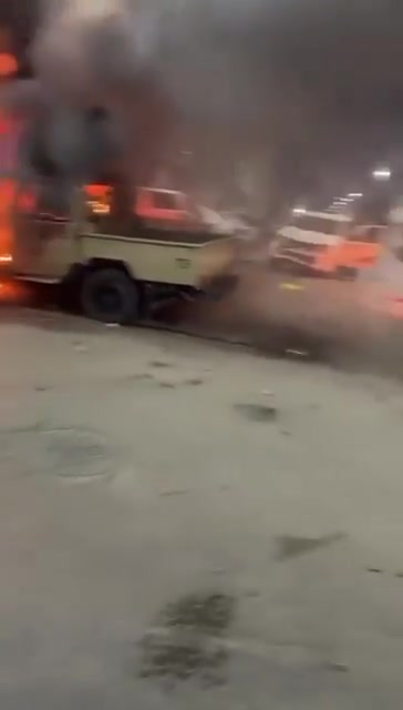 Ein im Umlauf befindliches Video zeigt den Einsturz des Hauptquartiers von Abdelghani Belqassim al-Kikli - Ghnewa, bekannt als Al-Safra (Die Null) und gelegen in der Omdurman-Straße in Abu Salim, von wo aus seine Macht ihren Ursprung hatte und sich ausbreitete.