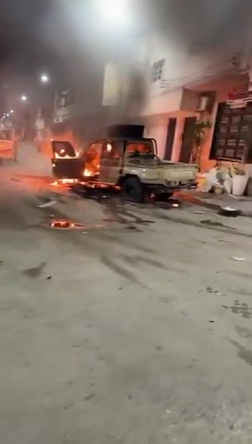 Ein im Umlauf befindliches Video zeigt den Einsturz des Hauptquartiers von Abdelghani Belqassim al-Kikli - Ghnewa, bekannt als Al-Safra (Die Null) und gelegen in der Omdurman-Straße in Abu Salim, von wo aus seine Macht ihren Ursprung hatte und sich ausbreitete.