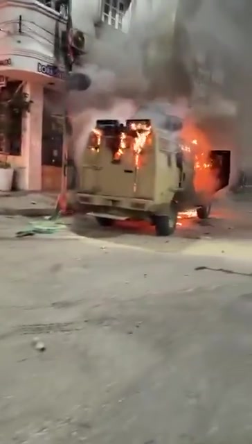 Ein im Umlauf befindliches Video zeigt den Einsturz des Hauptquartiers von Abdelghani Belqassim al-Kikli - Ghnewa, bekannt als Al-Safra (Die Null) und gelegen in der Omdurman-Straße in Abu Salim, von wo aus seine Macht ihren Ursprung hatte und sich ausbreitete.