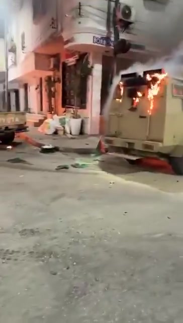 Ein im Umlauf befindliches Video zeigt den Einsturz des Hauptquartiers von Abdelghani Belqassim al-Kikli - Ghnewa, bekannt als Al-Safra (Die Null) und gelegen in der Omdurman-Straße in Abu Salim, von wo aus seine Macht ihren Ursprung hatte und sich ausbreitete.