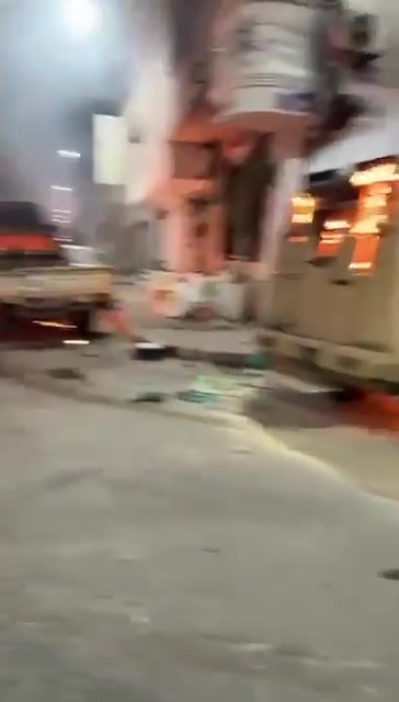 Ein im Umlauf befindliches Video zeigt den Einsturz des Hauptquartiers von Abdelghani Belqassim al-Kikli - Ghnewa, bekannt als Al-Safra (Die Null) und gelegen in der Omdurman-Straße in Abu Salim, von wo aus seine Macht ihren Ursprung hatte und sich ausbreitete.