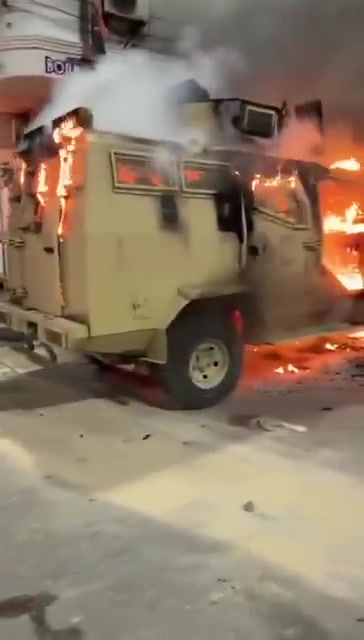 Ein im Umlauf befindliches Video zeigt den Einsturz des Hauptquartiers von Abdelghani Belqassim al-Kikli - Ghnewa, bekannt als Al-Safra (Die Null) und gelegen in der Omdurman-Straße in Abu Salim, von wo aus seine Macht ihren Ursprung hatte und sich ausbreitete.