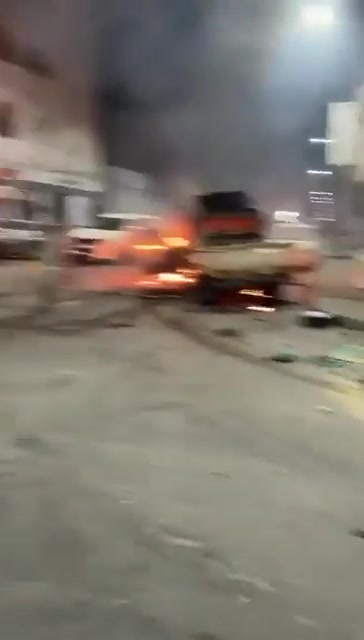 Ein im Umlauf befindliches Video zeigt den Einsturz des Hauptquartiers von Abdelghani Belqassim al-Kikli - Ghnewa, bekannt als Al-Safra (Die Null) und gelegen in der Omdurman-Straße in Abu Salim, von wo aus seine Macht ihren Ursprung hatte und sich ausbreitete.