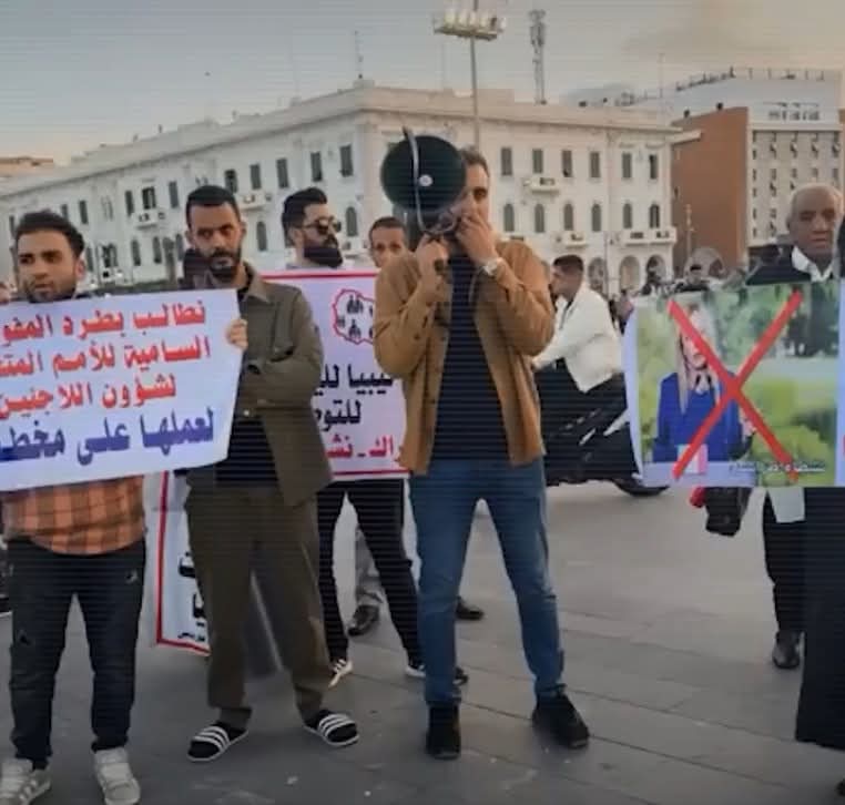 Görüntülerde, başkent Trablus'taki Şehitler Meydanı'nda protesto gösterisi düzenleyen vatandaşların, Libya'ya yabancıların yerleştirilmesini kınayan ve İtalya ile yapılan uzlaşma anlaşmalarını reddeden sloganlar attığı görülüyor.